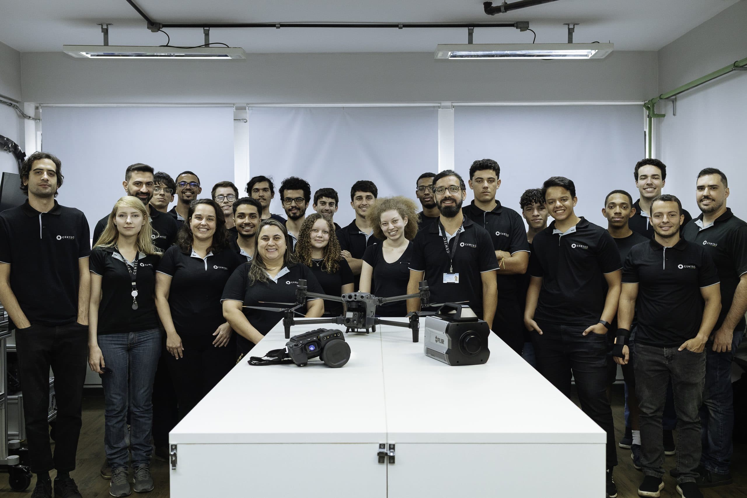 Equipe do CEMTEC no laboratório com drone e câmeras térmicas sobre a bancada