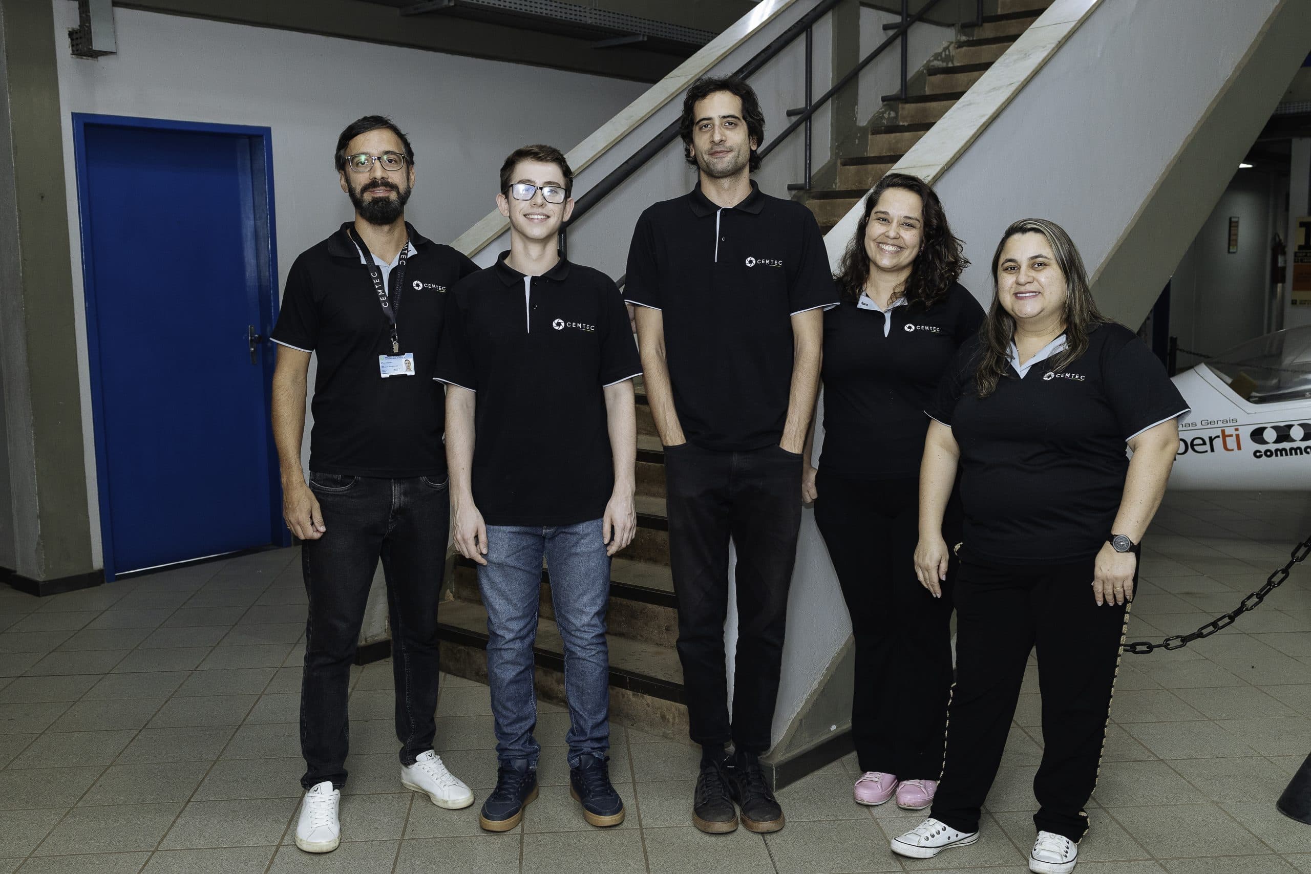 Membros da equipe do CEMTEC em ambiente da universidade